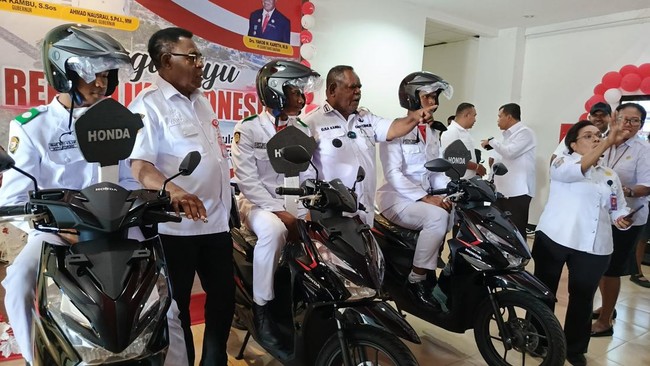 Menkum Supratman Andi Agtas memberikan hadiah sepeda motor untuk anggota pasukan pengibar bendera dari Sorong, Kristo Dimara dan dua rekannya.