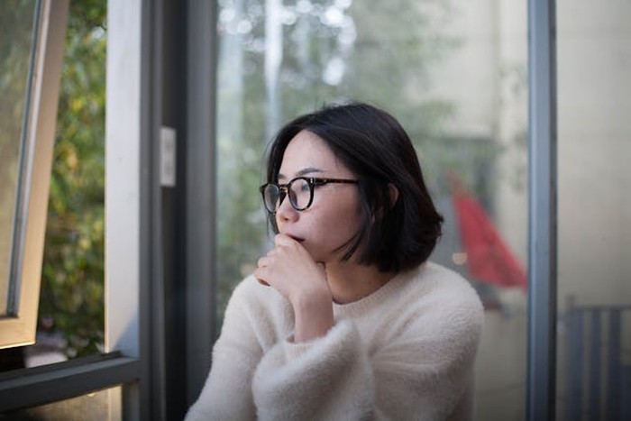 Tanda masa lalu menghambatmu merasa bahagia adalah ketika kamu sulit menerima perubahan. Ketakutan menghadapi hal baru karena trauma atau luka lama, bisa membuatmu pada perasaan terjebak/Foto: Pexels.com/ Nguyễn Mẫn