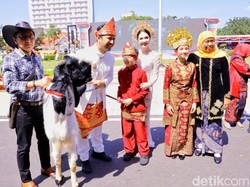 Momen Arumi dan Emil Dardak Menang Kostum Terbaik Dapat Hadiah Kambing