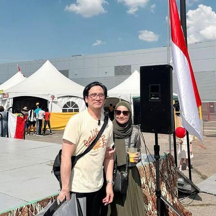 <p>Keseruan terlihat jelas saat mereka ikut meramaikan perayaan Hari Kemerdekaan. Momen hangat ini terekam dalam sejumlah potret yang dibagikan oleh Cindy di Instagram. (Foto: Instagram @cindyfatikasari18)</p>