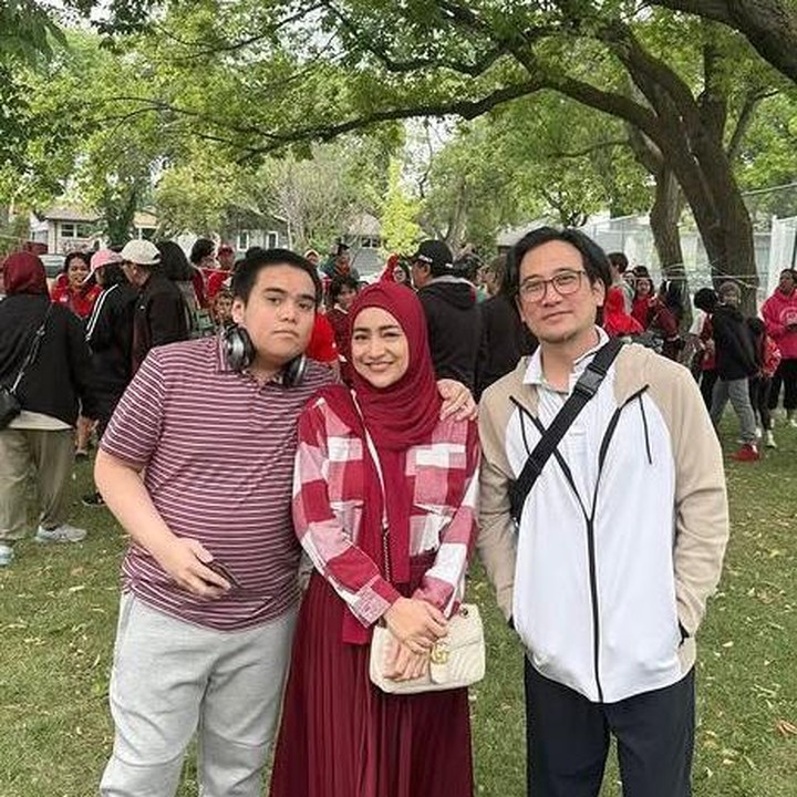 <p>Pasangan artis Cindy Fatikasari dan Tengku Firmansyah sudah menetap di Kanada sejak April 2024, Bunda. Meski jarak memisahkan mereka dari Indonesia, pasangan ini tetap semangat merayakan Hari Kemerdekaan pada 17 Agustus 2025 bersama sang anak, Tengku Omar Athallah. (Foto: Instagram @cindyfatikasari18)</p>