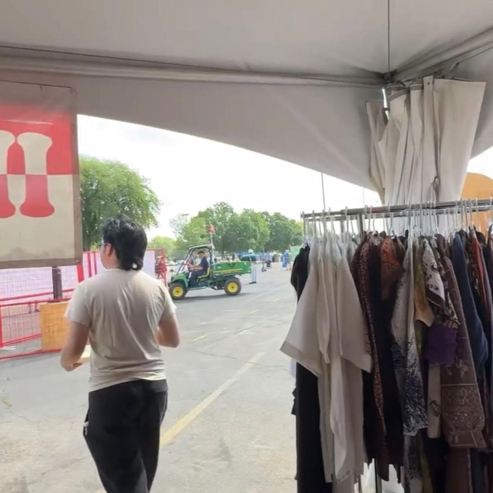 <p>Tak berhenti di situ, Bunda, mereka juga sempat mampir ke <em>booth</em> batik yang cukup menarik perhatian. Booth ini menjadi daya tarik tersendiri bagi mereka yang jauh dari Tanah Air. (Foto: Instagram @cindyfatikasari18)</p>