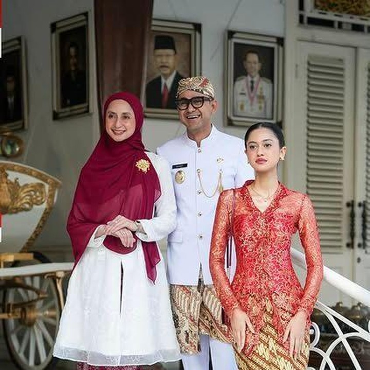 <p>Melalui unggahan di Instagramnya, Avi tampil dengan balutan <em>blouse tunik</em> putih dan hijab syar&rsquo;i merah yang anggun. Sementara putrinya terlihat mengenakan kebaya merah yang menonjolkan penampilannya. (Foto: Instagram @avibasalamah)</p>