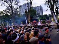 Antusiasme Masyarakat Saksikan Kirab Budaya Hari Jadi Ke-80 Jawa Barat