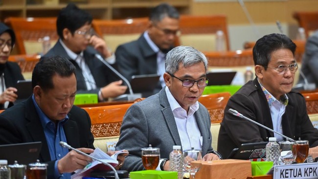 KPK meminta tambahan anggaran dalam rapat dengan Komisi III DPR untuk meningkatkan OTT. Wakil Ketua KPK Fitroh Rohcahyanto sebut alat yang ada sudah usang.