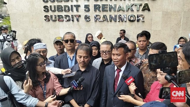 Polda Metro Jaya belum menahan Roy Suryo cs yang ditetapkan sebagai tersangka kasus dugaan ijazah palsu Jokowi. Pemeriksaan akan segera dilakukan.