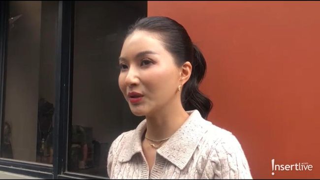 Sebulan Ditinggal, Sarwendah Ngaku Masih Sedih Saat Lihat Foto Mendiang Ayah