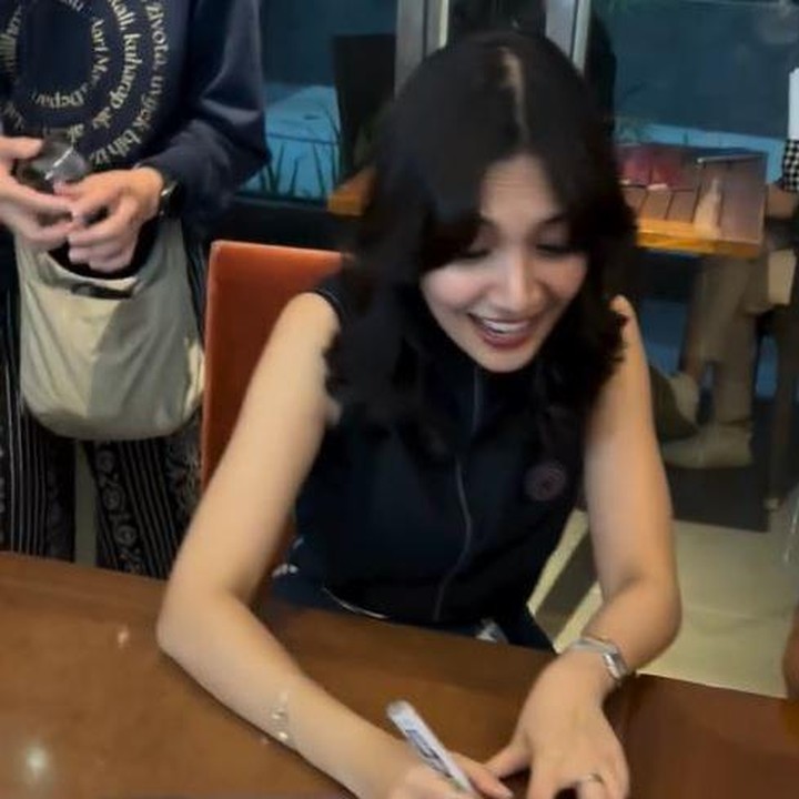 <p>Saat Sheila dan Dion melakukan fansign dengan penggemar, Gianna juga tampak hadir memberikan kejutan. Bersama penggemar lain, Gianna tampak berbaris untuk meminta tanda tangan Onti Sheila. Sheila sendiri terlihat begitu bahagia saat bertemu dengan Gianna, Bunda. (Foto: Instagram @sus_matilda)</p>