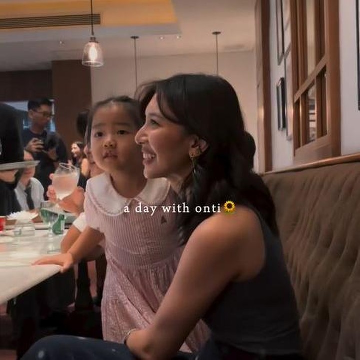 <p>Kedekatan Sheila dan Gianna kerap dibagikan oleh pengasuh putri Dion ini di Instagram. Saat Dion dan Sheila melakukan promosi film bersama pada akhir bulan Juli lalu, Gianna tampak selalu menempel dengan Sheila. Menurut sang pengasuh, Gianna merasa nyaman di dekat istri Vidi Aldiano ini. "Thank you Onti @sheiladaisha udah nemenin GG main sampe gamau pergi ke tempat makan terlalu nyaman hehe," tulisnya di Instagram. (Foto: Instagram @sus_matilda)</p>