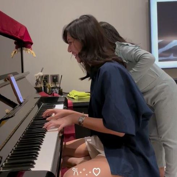 <p>Selain itu, Sheila dan Gianna juga terlihat main piano bersama. Gianna tampak tak terpisahkan dari Sheila, memperlihatkan bahwa ia sudah sangat nyaman dengan sang aktris. Kedekatan Sheila dan Gianna ini banyak menuai respons positif dari netizen lho. "Waaaa main sm onti cilaaaa," tulis akun @ri***. "serunya GG (Gianna) <em>playdate</em> sama onti Sheila," ujar @gh***. "GG nempeeellll bangettt sm ontii sheilaaa gemeccc," tulis @pi***. (Foto: Instagram @sus_matilda)</p>