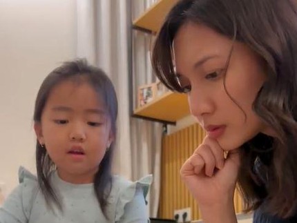 Keseruan Sheila Dara Main Bareng Anak Dion Wiyoko di Rumah, Intip 5 Potretnya