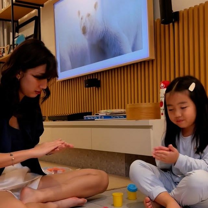 <p>Belum lama ini, Sheila terlihat main bareng dengan Gianna di rumah. Sheila tampak menemani putri semata wayang Dion itu '<em>playdate</em>' bermain lilin warna warni atau <em>fun doh.</em> (Foto: Instagram @sus_matilda)</p>