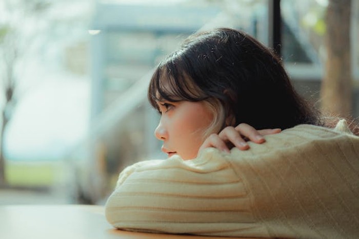 Tanda masa lalu menghambatmu merasa bahagia adalah ketika kamu terus memendam dendam lama. Ketika luka masih menyimpan sisa amarah atau kekecewaan, hati sulit bergerak maju/Foto: Pexels.com/ Bimbim Sindu