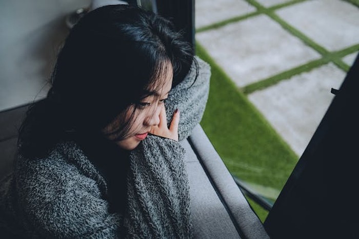 Ketika pikiran negatif dan rasa tak layak menguasai diri, itu adalah tanda bahwa luka masa lalu belum sepenuhnya sembuh dan menghalangi kita meraih bahagia./Foto: Pexels.com/ Doci