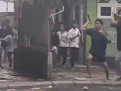 Viral Remaja di Tenggumung Surabaya Tawuran Bawa Celurit