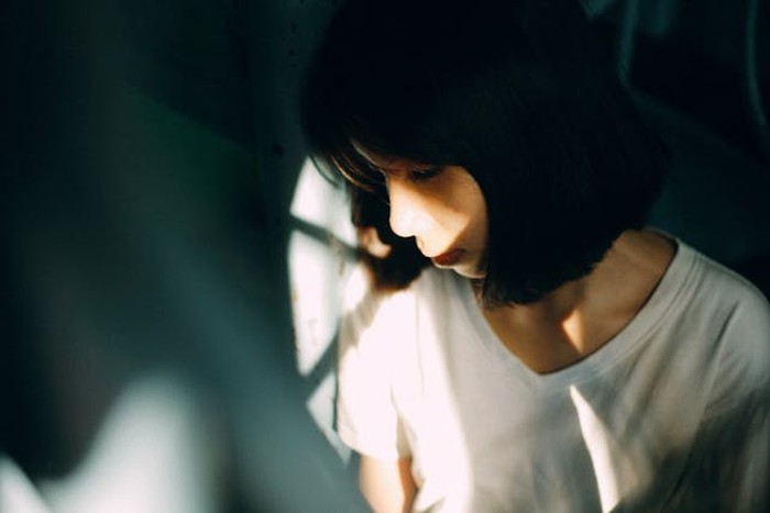 Jika masa lalu menanam prasangka seperti kamu merasa tak cukup baik akan diri sendiri, kamu mulai menjalani hidup yang tampak sulit untuk maju. Penting mengganti komentar negatif dalam diri./Foto: Pexels.com/ Pham Khoai