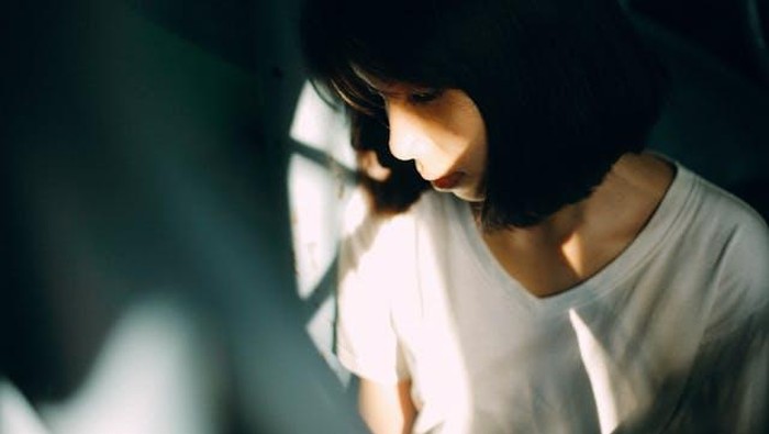 Jika masa lalu menanam prasangka seperti kamu merasa tak cukup baik akan diri sendiri, kamu mulai menjalani hidup yang tampak sulit untuk maju. Penting mengganti komentar negatif dalam diri./Foto: Pexels.com/ Pham Khoai