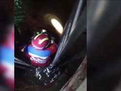 Damkar Palembang Evakuasi Kucing yang Tercebur ke Sumur Kedalaman 8 Meter