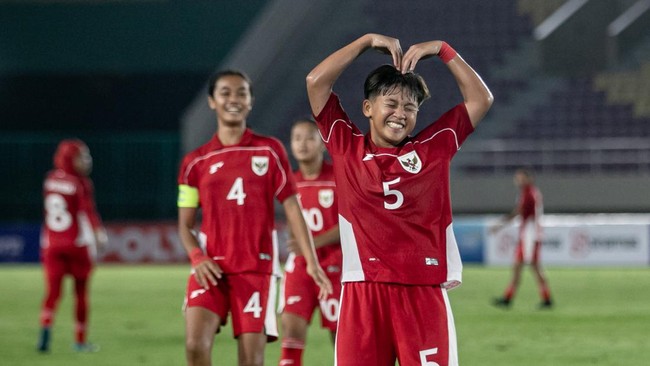 Timnas Putri Indonesia U-16 lolos ke babak semifinal Piala AFF Putri U-16 usai mengalahkan Malaysia 3-1 pada laga terakhir grup A.