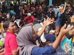 Riuh Warga Berebut Berkah di Tradisi Tawurji Keraton Kanoman