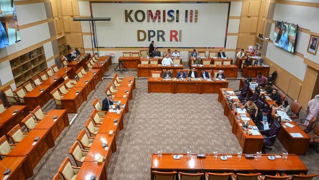 Anggota DPR Fraksi PDIP Irjen (Purn) Safaruddin meminta calon hakim konstitusi agar tidak 'menghantam DPR' saat nanti menjabat sebagai hakim konstitusi.