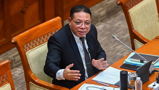 Calon hakim MK Inosentius Samsul menanggapi kritik terhadap DPR, menegaskan independensinya dan berkomitmen memperbaiki persepsi tentang produk hukum DPR.