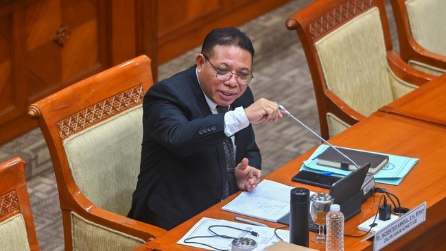 DPR Setujui Inosentius Samsul Jadi Hakim MK Gantikan Arief Hidayat DPR resmi menyetujui Inosentius Samsul sebagai hakim Mahkamah Konstitusi (MK) menggantikan Arief Hidayat yang akan memasuki masa pensiun.
