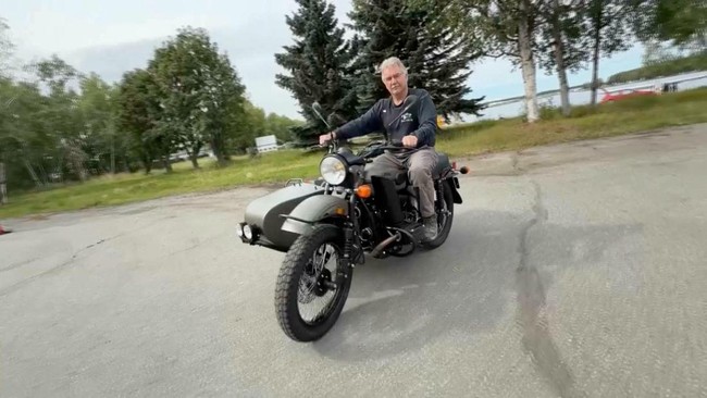 Pria Alaska terkejut sekaligus girang dapat hadiah motor baru dari Presiden Rusia Vladimir Putin.
