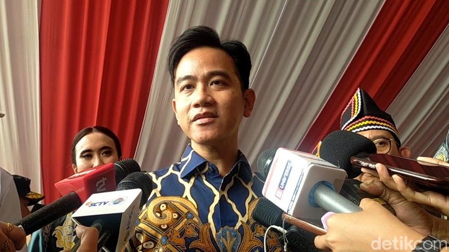 Wakil Presiden Gibran Rakabuming Raka usia menyaksikan Pacu Jalur&comma; di Kuansing&comma; Riau&comma; Rabu &lpar;20&sol;8&sol;2025&rpar;&period;
