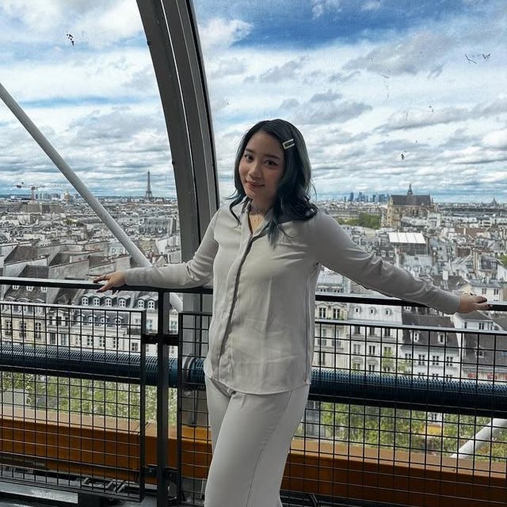 <p>Bunda Atalia kemudian mengucapkan selamat ulang tahun dengan penuh kasih. Ia menyapa sang putri semata wayangnya dengan panggilan sayang. "Selamat ulang tahun ke 21, Zara sayang," tambahnya. (Foto: Instagram @camilliazr)</p>
