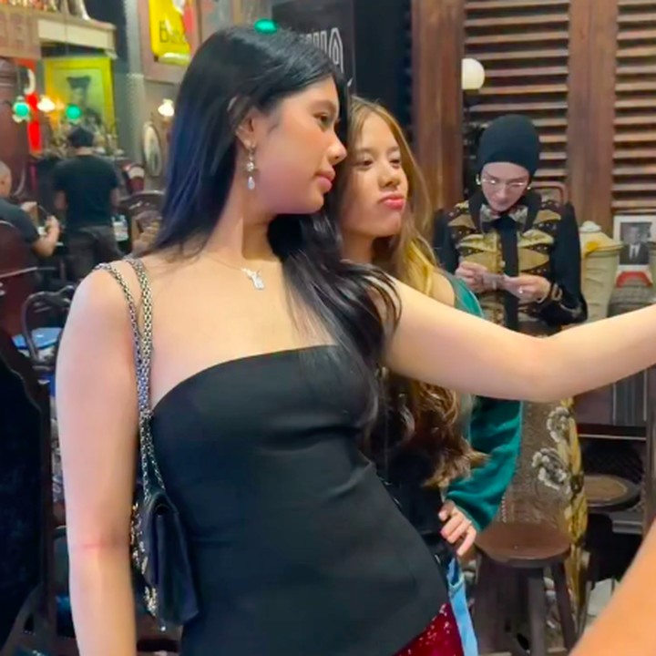 <p>Di acara perayaan ulang tahun ini, Aira dan Safeea sempat membuat konten video bersama lho. Meski baru bertemu, Aira dan Safeea tampaknya sudah langsung dekat nih, Bunda. (Foto: Instagram @annisayudhoyono)</p>