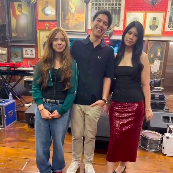 <p>Di acara ulang tahun ini, Aira juga bertemu dengan keluarga besar Safeea. Ibunda Aira, Annisa Yudhoyono, membagikan potret putrinya yang berpose bareng kedua kakak Safeea, yakni El Rumi, Al Ghazali, Dul Jaelani. "Kebahagiaan Aira bisa merayakan sweet seventeen di kediaman om @ahmaddhaniofficial bersama Safheea, Kakak-kakak: Al, EL &amp; Dul dan segenap @officialdewa19," tulis Annisa Yudhoyono. (Foto: Instagram @annisayudhoyono)</p>