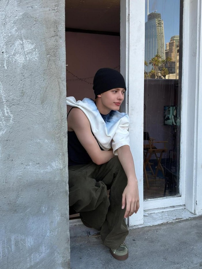 Anggota tertua CORTIS, James, lahir dengan nama Zhao Yufan pada 14 Oktober 2005 di Hong Kong. Namun, idol K-Pop yang menguasai lebih dari satu bahasa satu ini diketahui dibesarkan di Taiwan sebelum pindah ke Korea Selatan./ Foto: instagram.com/cortis