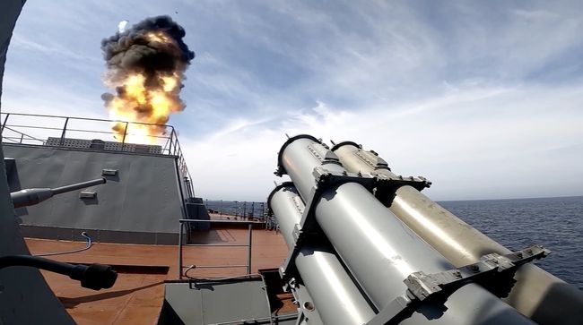 Armada Pasifik Rusia meluncurkan rudal jelajah dan antikapal dalam latihan militer di Laut Jepang yang juga melibatkan pesawat dan drone, Kamis (21/8/2025). (Tangkapan Layar Youtube/RUSSIAN DEFENCE MINISTRY)