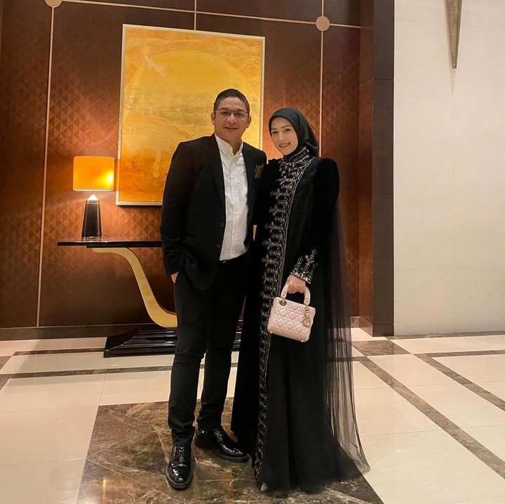 <p>Istri vokalis Pasha Ungu, Adelia Wilhelmina, tampaknya sudah lebih berpengalaman dalam menjalani peran sebagai ibu pejabat. Adelia pernah mendampingi suaminya saat menjabat Wakil Wali Kota Palu, Sulawesi Tengah, periode 2016-2021. Sejak 2024, Adel kembali mendampingi Pasha yang menduduki kursi anggota DPR RI. Dalam berbagai kesempatan, Adel sering mendampingi suaminya bekerja. (Foto: Instagram @adeliapasha)</p>