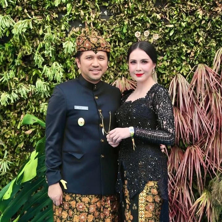 <p>Artis Arumi Bachin sudah beberapa tahun belakangan terlihat sibuk menjalani peran sebagai ibu pejabat. Sang suami Emil Dardak saat ini menjabat Wakil Gubernur Jawa Timur. Baru-baru ini, Arumi kembali terlihat mendampingi suaminya di Upacara Penurunan Bendera Merah Putih di Istana Merdeka Jakarta. Keduanya tampil serasi mengenakan daerah Jawa bernuansa warna hitam. (Foto: Instagram @arumibachsin_94)</p>
