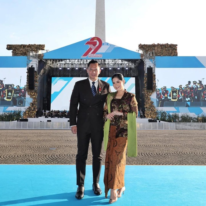 <p>Artis cantik Annisa Pohan merupakan istri dari Menteri Koordinator Bidang Infrastruktur dan Pembangunan Kewilayahan, Agus Harimurti Yudhoyono. Sejak sang suami memutuskan terjun ke dunia politik, Annisa selalu setia mendampingi. Belakangan, Annisa juga juga aktif dalam berbagai kegiatan sosial dan kemanusiaan. (Foto: Instagram @annisayudhoyono)</p>