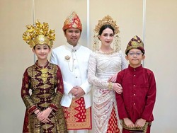 Kostum Adat Ini yang Bikin Emil-Arumi Dapat Hadiah Kambing