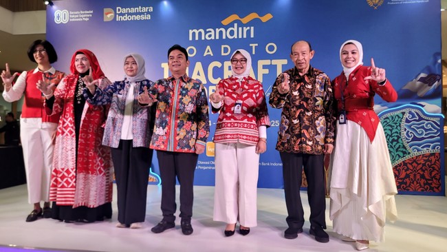 Bank Mandiri merayakan HUT ke-80 RI dengan program Road to INACRAFT, mendukung UMKM dan ekonomi kreatif melalui digitalisasi transaksi di tiga kota.