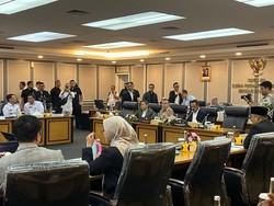 DPR Rapat Bareng Wamenkum-LMKN Bahas Polemik Royalti Lagu