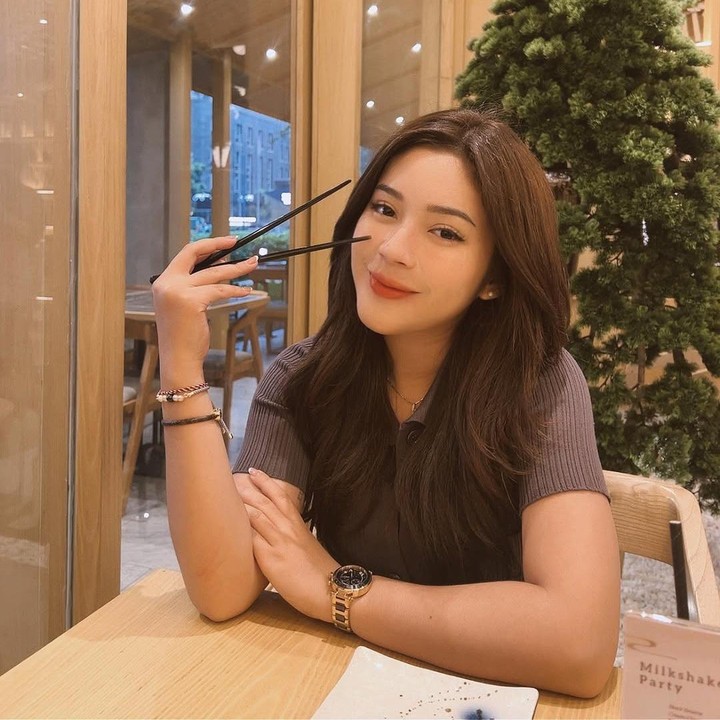<p>Meskipun sebagian netizen berspekulasi bahwa <em>caption</em> itu ditujukan untuk rumah tangganya, banyak juga yang berkomentar memberikan semangat. &ldquo;Gapapa fay kamu masih muda. jatuh bangun itu biasa. jatuh bangkit lagi langkahmu masih panjang harapan masih terbentang,&rdquo; tulis akun <em>@mueeza.kat****.</em> &ldquo;Doa terbaik untuk kalian guys,&rdquo; tulis akun <em>@maikelrajag****.&nbsp;</em>(Foto: Instagram@faynabilalxndr)</p>