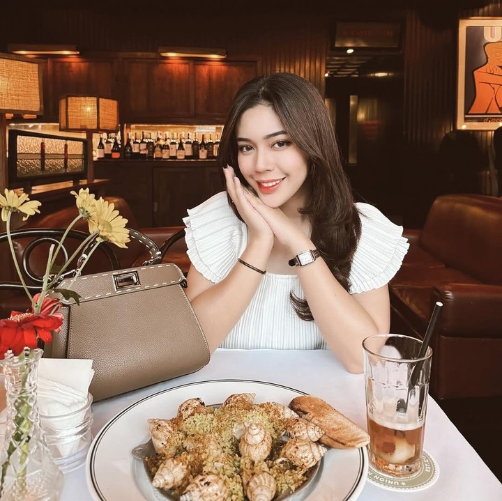 <p>Seiring waktu Fay juga melebarkan sayapnya dengan menggeluti bidang akting. Perempuan 25 tahun ini pun telah memainkan beragam karakter dalam banyak sinetron hingga film layar lebar, lho, Bunda.&nbsp;(Foto: Instagram@faynabilalxndr)</p>