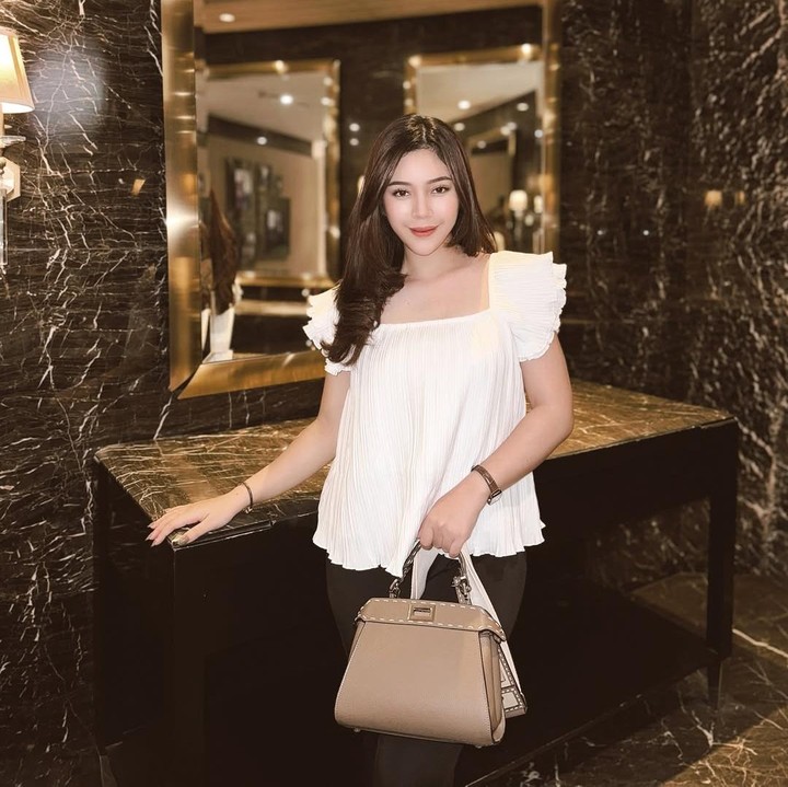 <p>Fay kini juga telah berstatus sebagai istri dari Rama Restu sejak resmi menikah pada 2023. Namun, dua tahun menjalani hubungan jarak jauh alias LDR dengan suami, rumah tangga mereka tengah menjadi perbincangan hangat.&nbsp;(Foto: Instagram@faynabilalxndr)</p>