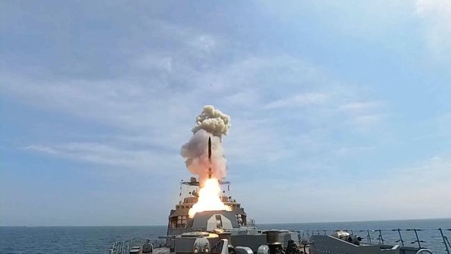 Armada Pasifik Rusia meluncurkan rudal jelajah dan antikapal dalam latihan militer di Laut Jepang yang juga melibatkan pesawat dan drone, Kamis (21/8/2025). (Tangkapan Layar Youtube/RUSSIAN DEFENCE MINISTRY)