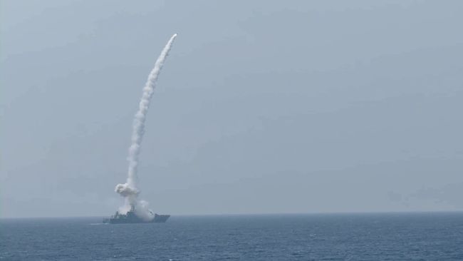 Armada Pasifik Rusia meluncurkan rudal jelajah dan antikapal dalam latihan militer di Laut Jepang yang juga melibatkan pesawat dan drone, Kamis (21/8/2025). (Tangkapan Layar Youtube/RUSSIAN DEFENCE MINISTRY)