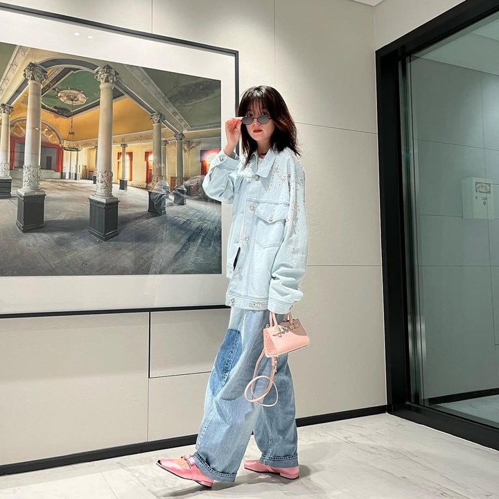 <p>Bahkan, saat ini Hyo Joo tengah disibukkan dengan promosi serial Netflix terbarunya <em>Romantics Anonymous</em>. Dalam proyeknya kali ini, sang aktris beradu akting dengan aktor asal Jepang bernama Shun Oguri.&nbsp;(Foto: Instagram@hanhyojoo222)</p>