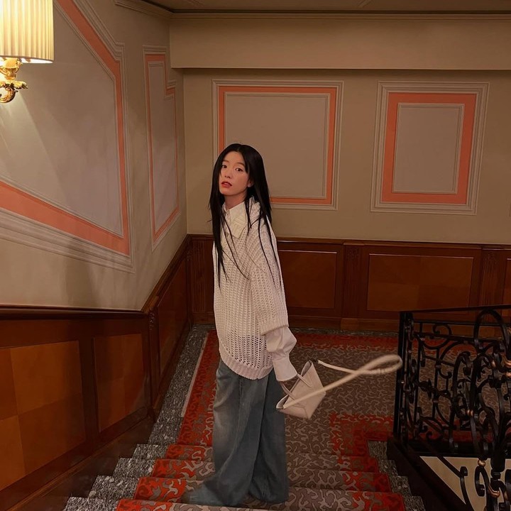 <p>Bukan hanya soal aktingnya saja, Hyo Joo juga kerap mencuri perhatian penggemar lewat penampilannya sehari-hari. Seperti yang diketahui, perempuan 38 tahun ini kerap mengenakan <em>outfit </em>kasual yang kece.&nbsp;(Foto: Instagram@hanhyojoo222)</p>