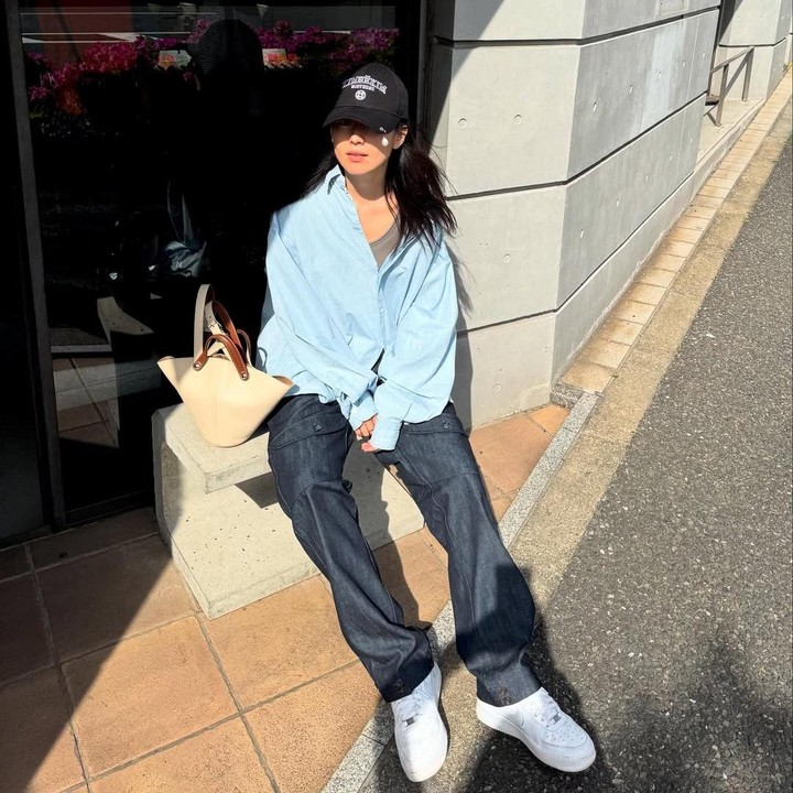 <p>Misalnya saja seperti foto berikut ketika Hyo Joo tengah berjalan-jalan. Ia terlihat <em>simple</em> mengenakan kemeja berwarna biru cerah yang dipadukan dengan celana berwarna hitam dan sepatu putih. Tak hanya itu, penampilannya semakin terlihat kece saat menggunakan topi.&nbsp;(Foto: Instagram@hanhyojoo222)</p>
