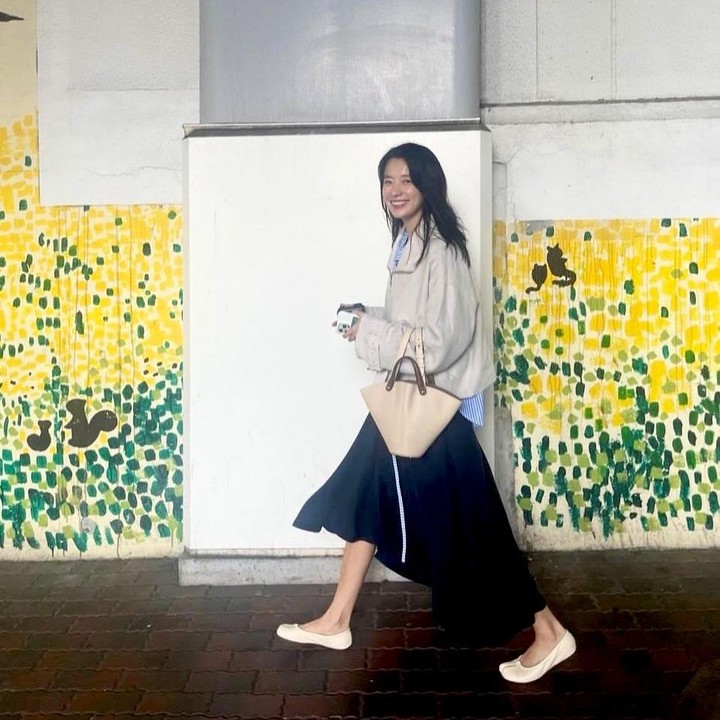 <p>Ia pun sering mendapat pujian dari para penggemar karena piawai dalam padu padan <em>outfit.</em> &ldquo;Apa cuma hyojoo yg pakek baju double&sup2; beda warna lagi gini tapii tetap cantik. Beda hal kalo kita yg makek yaa,&rdquo; tulis akun <em>@alvionitaa****.</em> &ldquo;Sangat cantik seperti biasanya,&rdquo; tulis akun <em>@anisaaa****.&nbsp;</em>(Foto: Instagram@hanhyojoo222)</p>