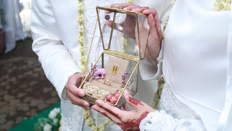 the ring and its place are held by the bride and groom